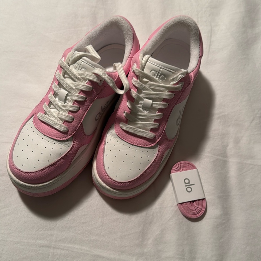 Alo- women’s sneakers size 6- women’s- white with pink!